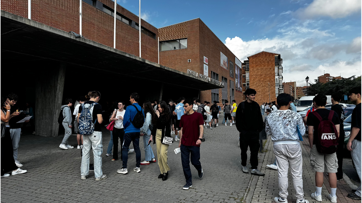 Estudiantes en el primer examen de la PAU en 2025.