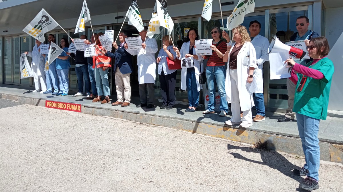 Concentraci&oacute;n de m&eacute;dicos ante el Hospital de Sonsoles, este mi&eacute;rcoles.