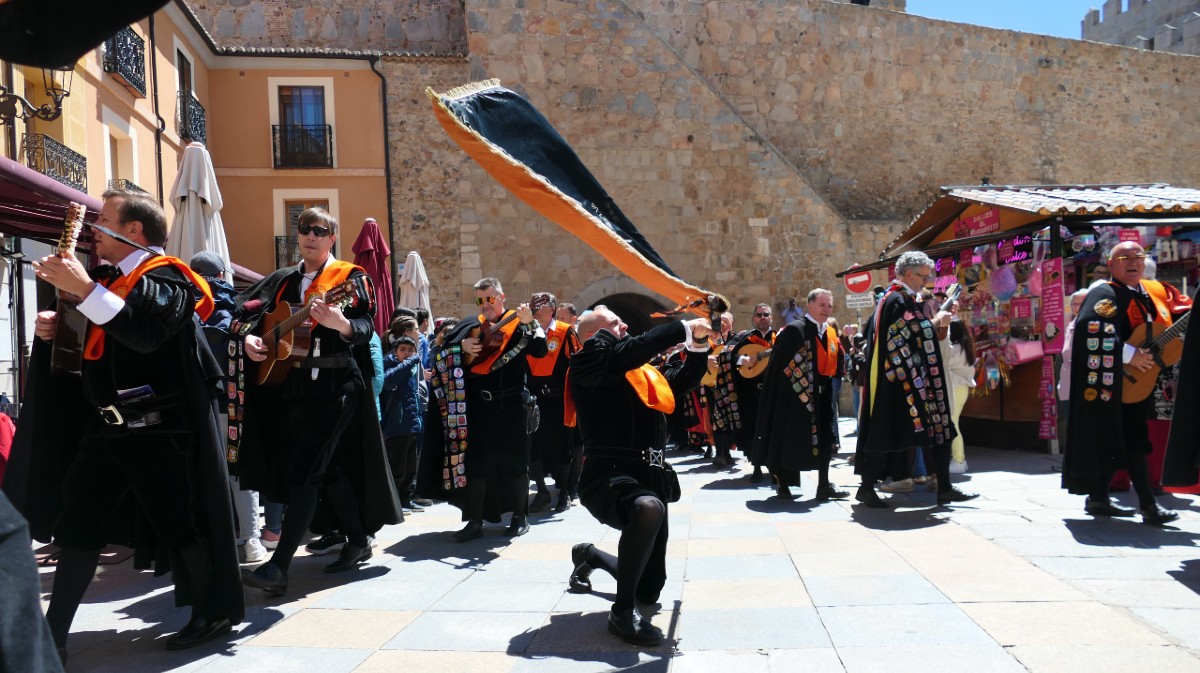 Pasacalles del Certamen de Tunas Ciudad de &Aacute;vila.