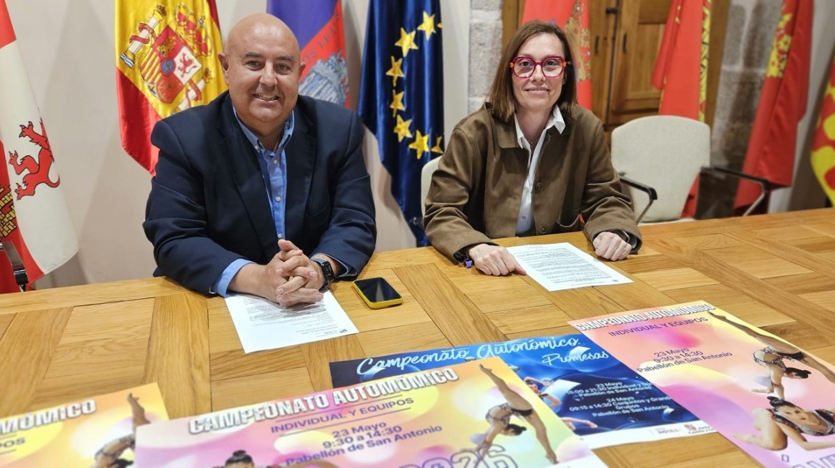 El teniente de alcalde de Turismo y Cultura, Carlos L&oacute;pez, y Susana Herranz, delegada de la Federaci&oacute;n de Gimnasia