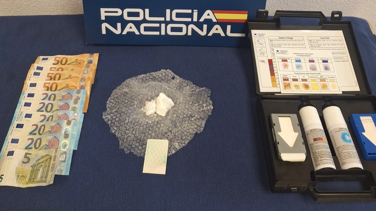 Coca&iacute;na y dinero intervenido a los dos detenidos que circulaban en un coche.