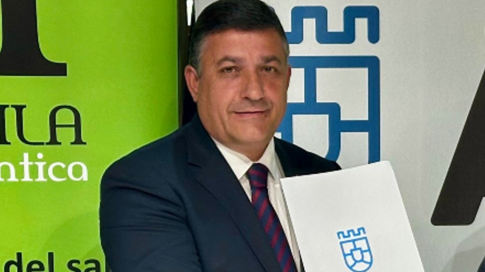 Carlos Garc&iacute;a en la firma de un convenio, este jueves.