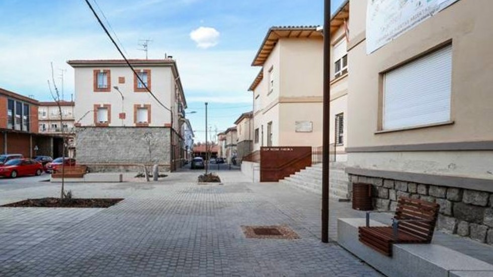 Plaza ante el Colegio Fabiola tras su rehabilitaci&oacute;n.