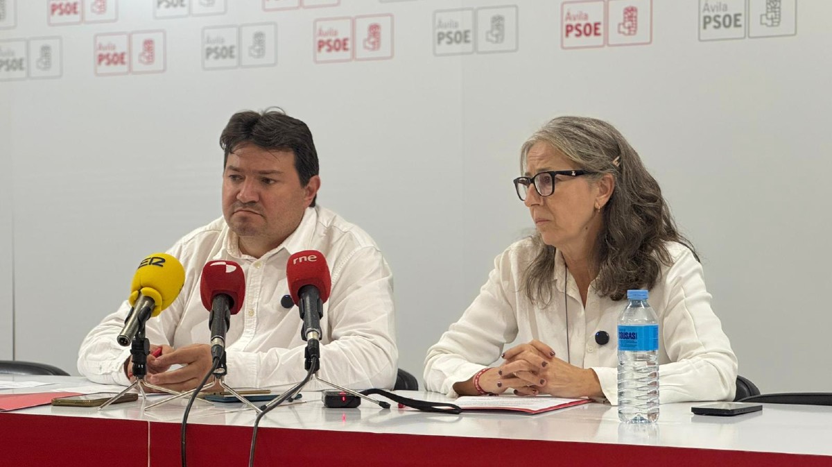 Iv&aacute;n Zazo y Mar&iacute;a Carmen Iglesias en rueda de prensa.
