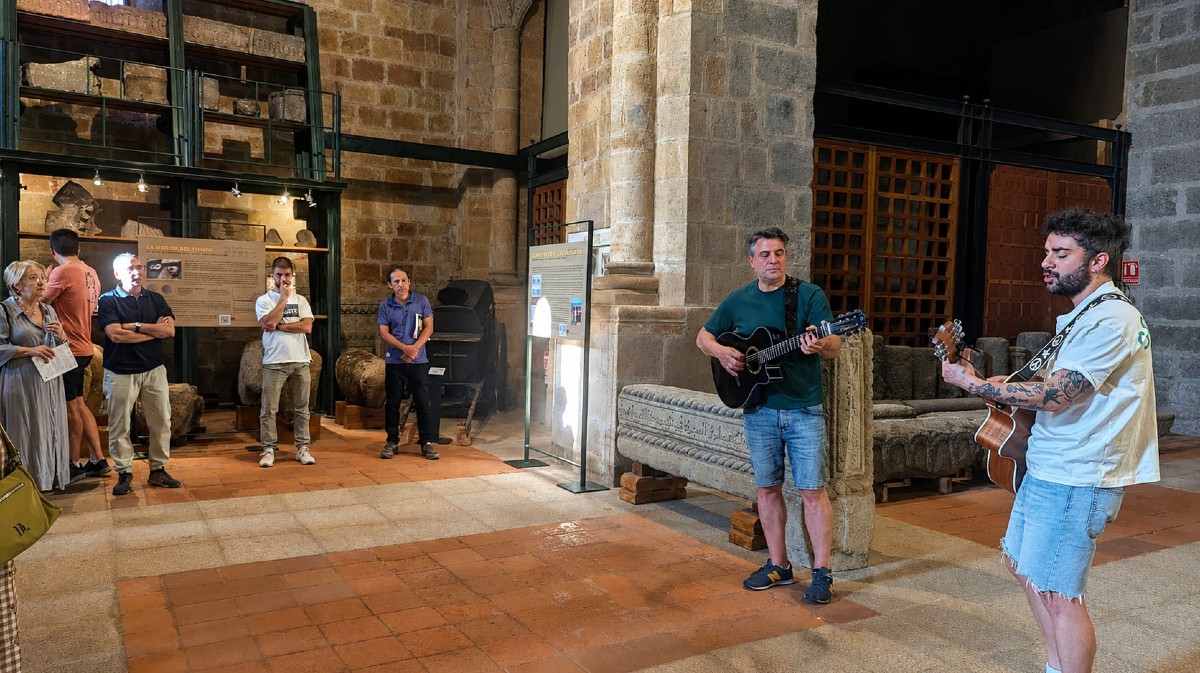 Un hacha prehistórica protagoniza una singular visita musical