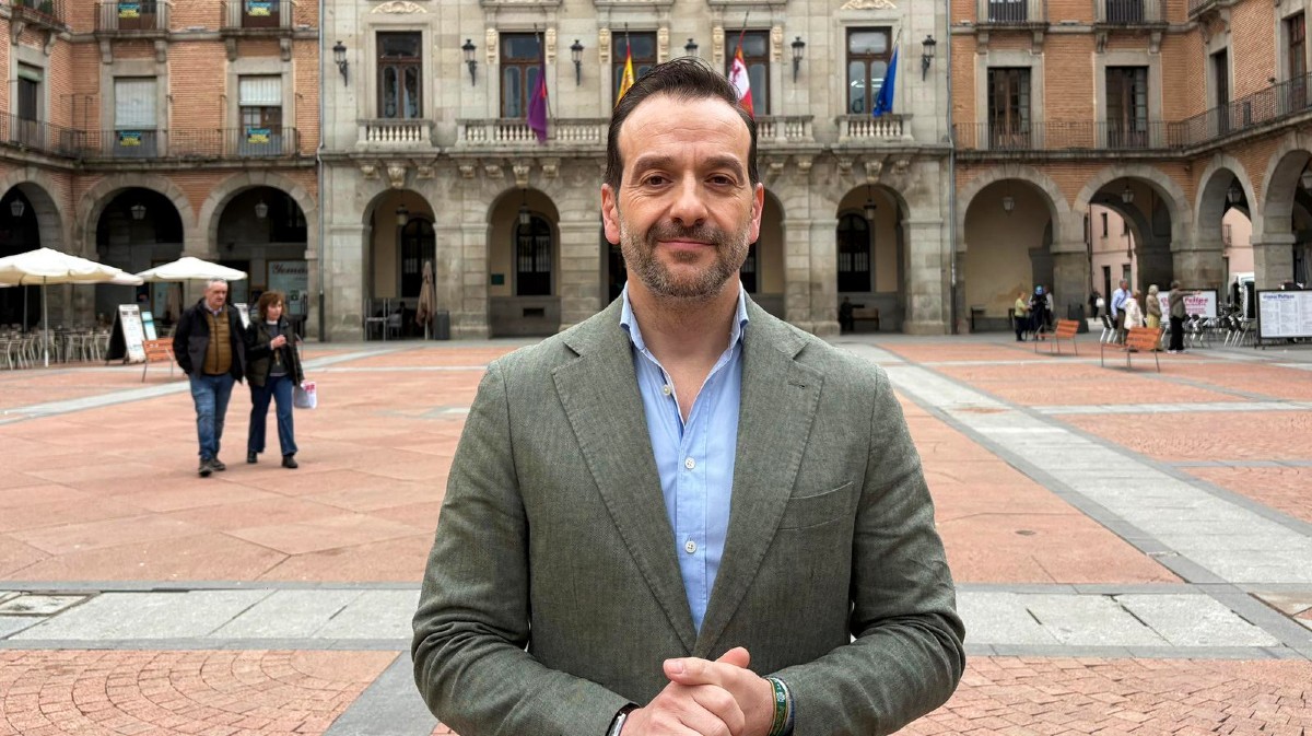 El portavoz municipal del PP, Jorge Pato, ante los periodistas en el Mercado Chico.