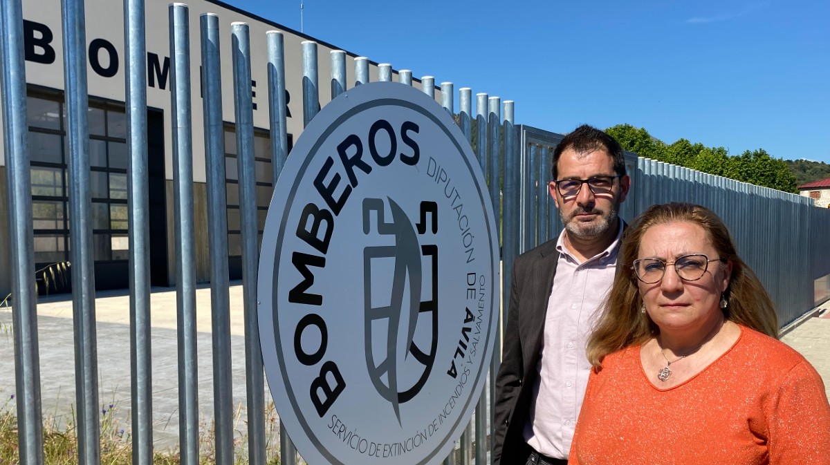 &Ouml;scar Jim&eacute;nez y Juana Robledo en el parque de bomberos de Ramacasta&ntilde;as.