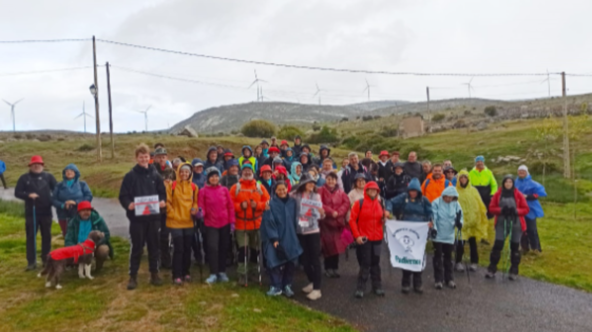 Los participantes posan en el ascenso solidario al Cerro Gorr&iacute;a.