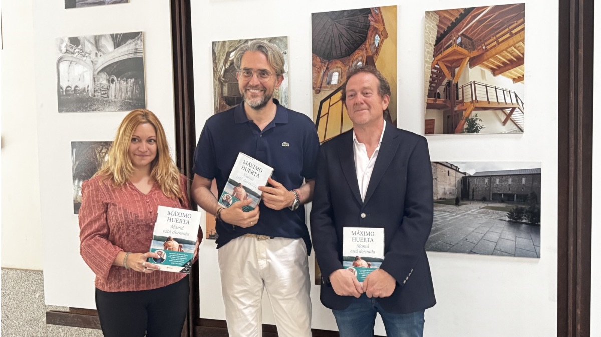 Gemma Orgaz, coordinadora del ciclo, M&aacute;ximo Huerta, autor de &lsquo;Mam&aacute; est&aacute; dormida&rsquo;, y &Aacute;ngel S&aacute;nchez, concejal de Cultura