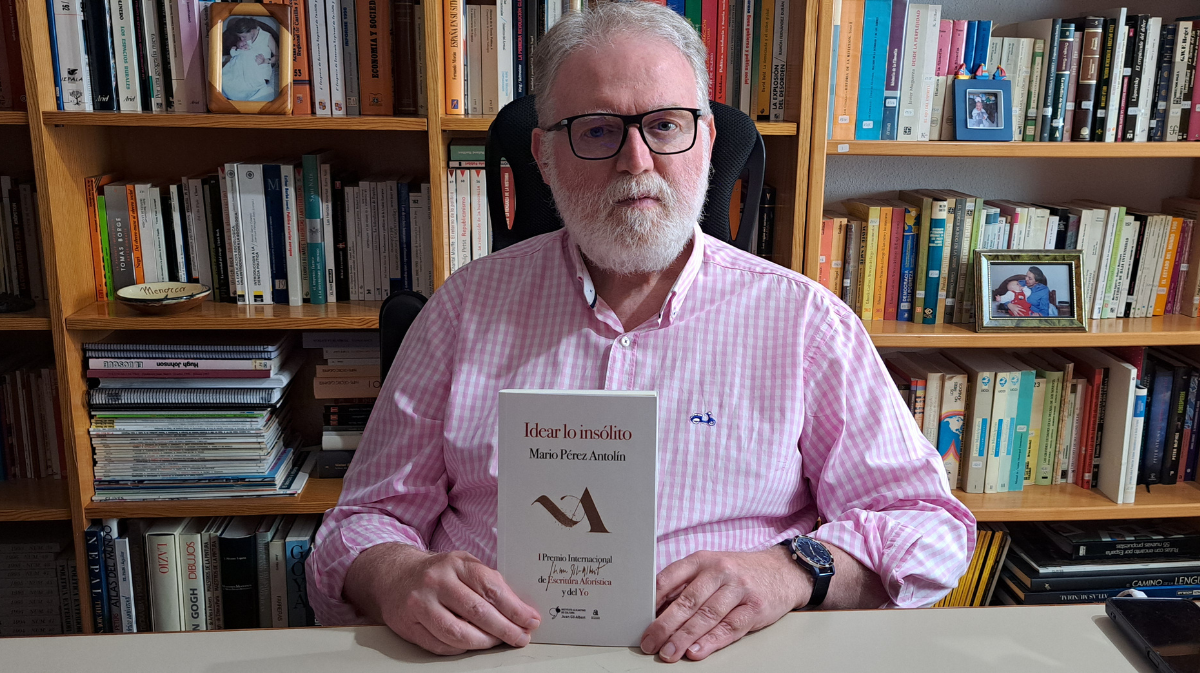 Mario P&eacute;rez Antol&iacute;n con un ejemplar de 'Idear lo ins&oacute;lito'.