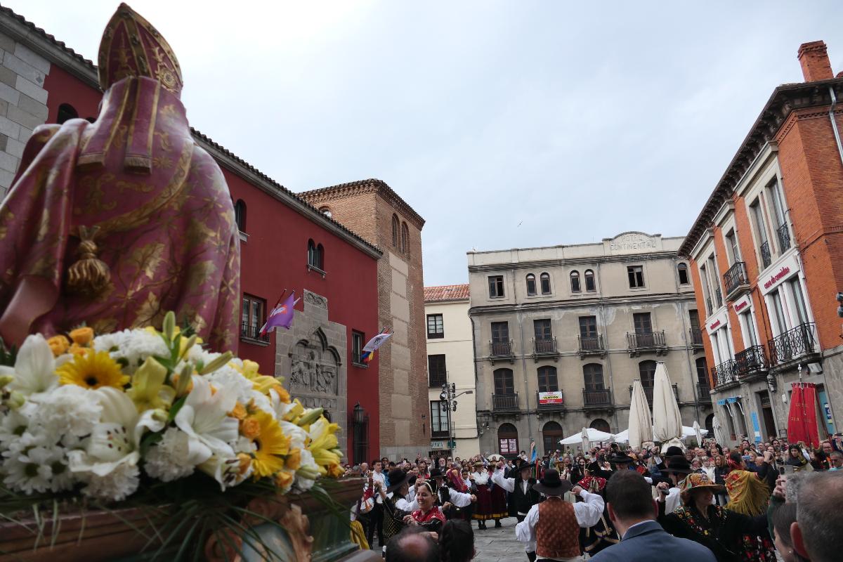 P&uacute;blico presencia la procesi&oacute;n de San Segundo.