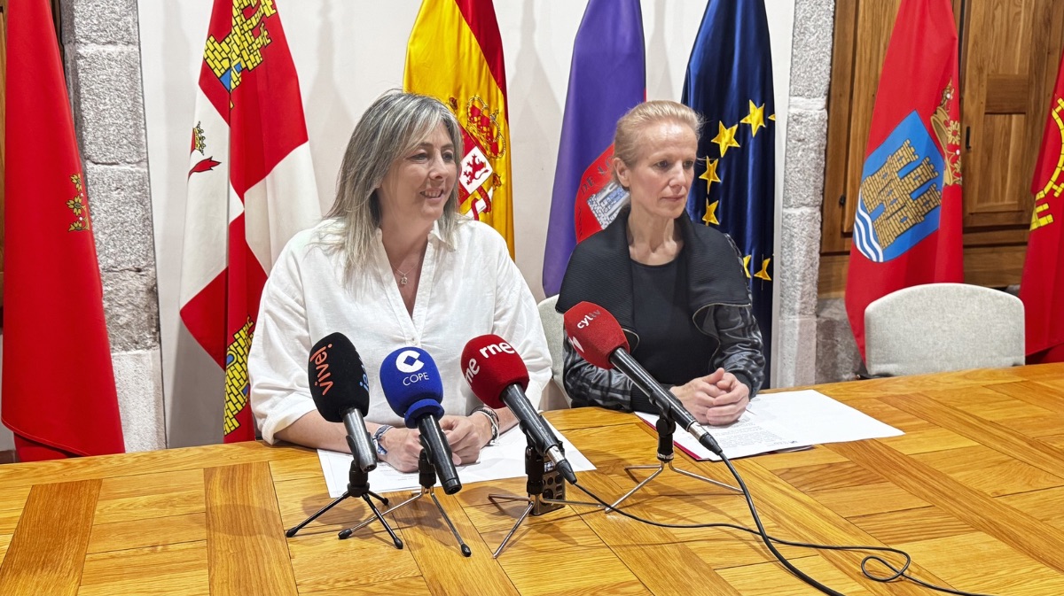 Paloma del Nogal, teniente de alcalde de Servicios Sociales y Elvira Gal&aacute;n, responsable de animaci&oacute;n comunitaria