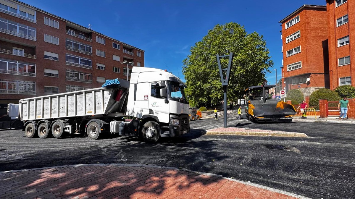 Asfaltado en la glorieta de Defensa, el mi&eacute;rcoles.