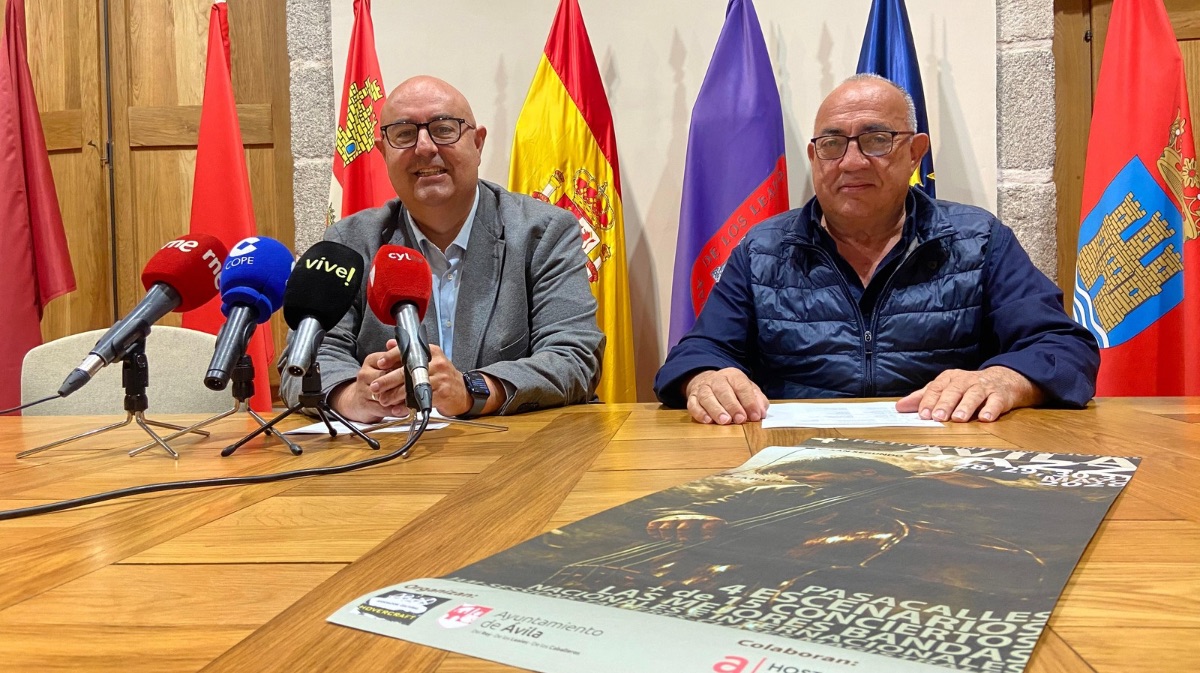 Carlos L&oacute;pez, teniente de alcalde de Turismo, y Juan Carlos Delgado de Hovercraft
