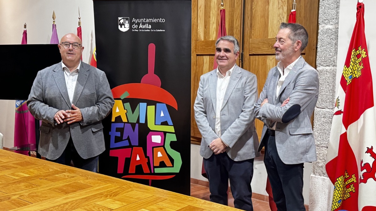 Carlos L&oacute;pez, Tte. alcalde de Turismo; David S&aacute;nchez, Pdte. de Hosteler&iacute;a, y Javier Marfull, secr. de CEOE.