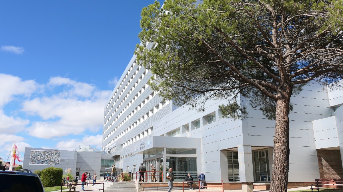 Entrada a las consultas externas del Hospital de Sonsoles.