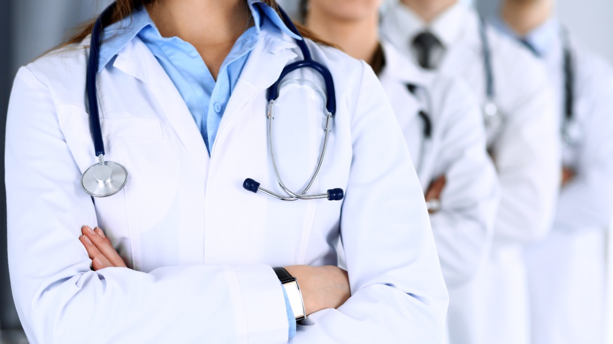 Imagen de archivo de varios m&eacute;dicos.