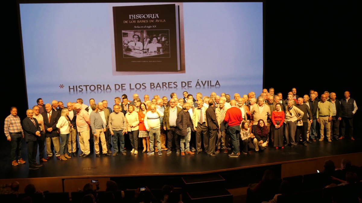 Homenaje a camareros en la presentaci&oacute;n del libro dedicado a los bares.