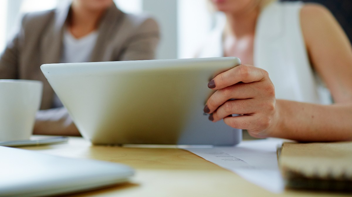 Dos mujeres siguen un curso de formaci&oacute;n telem&aacute;tico.
