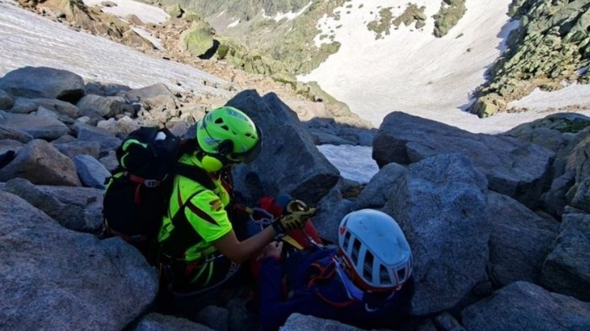 Rescate de dos monta&ntilde;eros tras caer en el pico Almanzor.