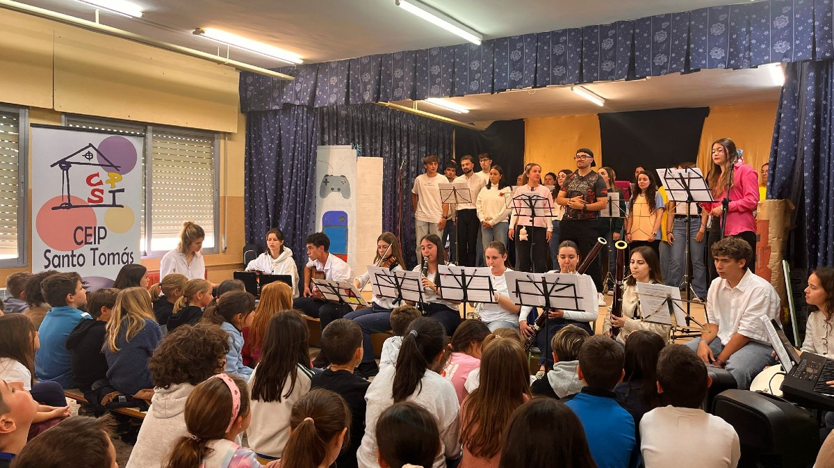 Interpretaci&oacute;n de alumnos de Educaci&oacute;n en el CEIP Santo Tom&aacute;s.
