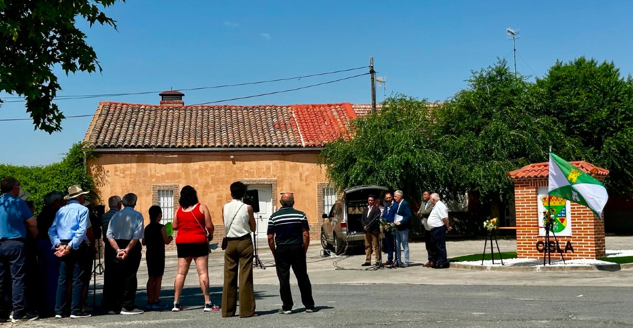 Inauguraci&oacute;n del escudo y bandera de Cisla.