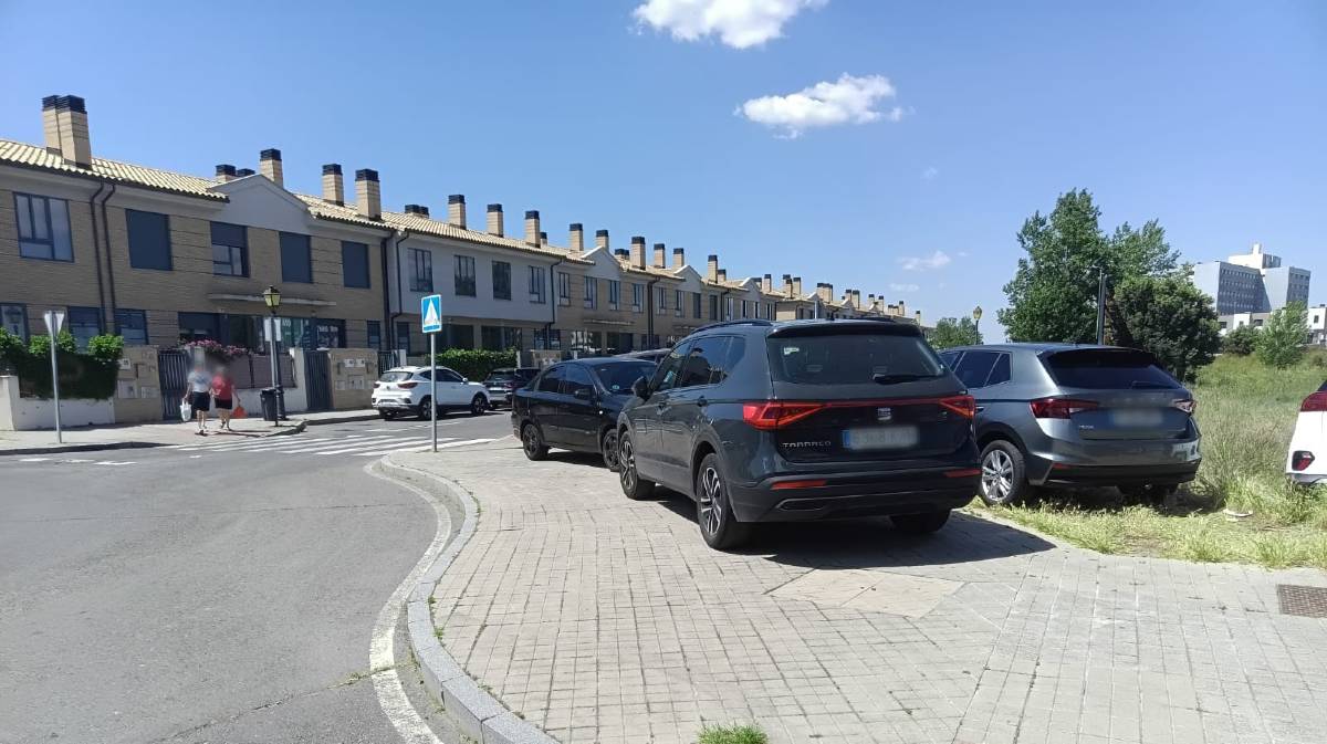 Vehiculos mal estacionados en calles situadas frente a la Escuela de Policía.