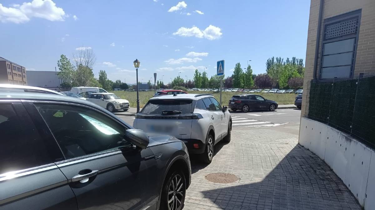 Vehiculos mal estacionados en calles situadas frente a la Escuela de Policía.