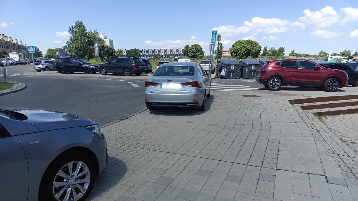 Vehiculos mal estacionados en calles situadas frente a la Escuela de Policía.