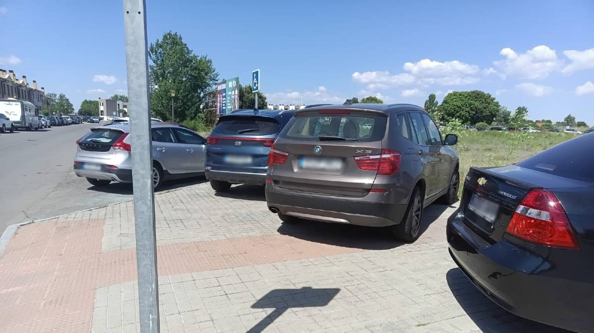 Vehiculos mal estacionados en calles situadas frente a la Escuela de Policía.