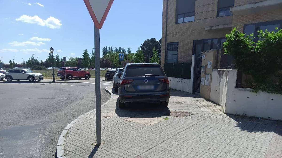 Vehiculos mal estacionados en calles situadas frente a la Escuela de Policía.