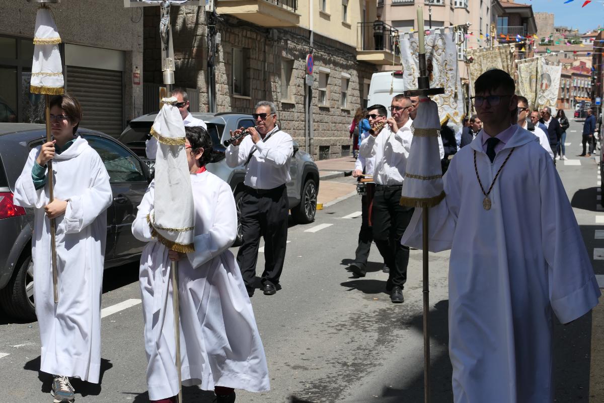 Procesi&oacute;n de San Jos&eacute; Obrero por el barrio de la Toledana.