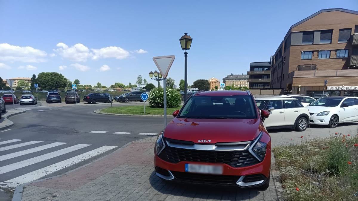 Vehiculos mal estacionados en calles situadas frente a la Escuela de Policía.