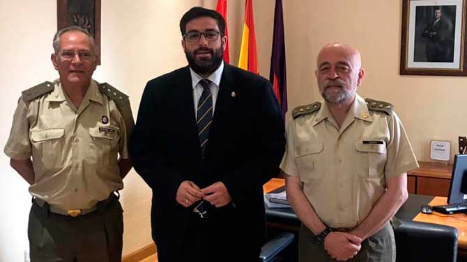 Nuevo subdelegado (derecha) junto al saliente y el alcalde.