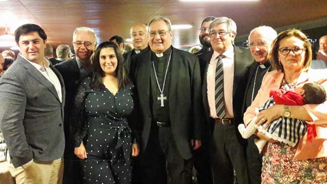 Homenaje a Jos&eacute; Mar&iacute;a Valle (tercero por la derecha).