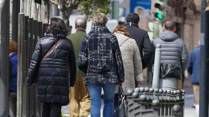 Viandantes en una calle de Ávila.