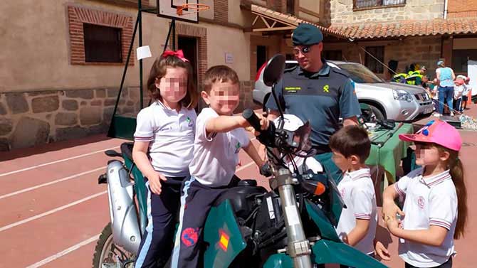 La Guardia Civil con alumnos del Colegio Diocesano.