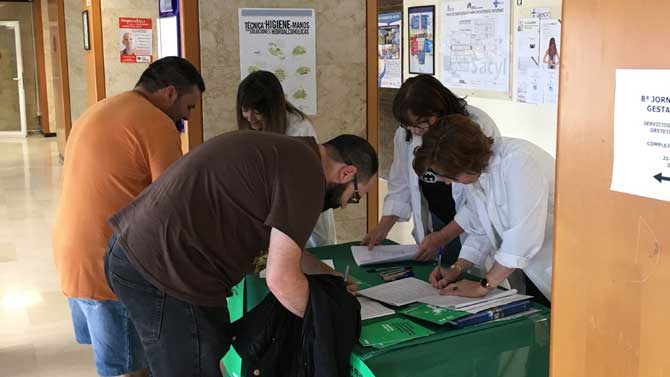 Recogida de firmas en el Hospital de Sonsoles este miércoles.