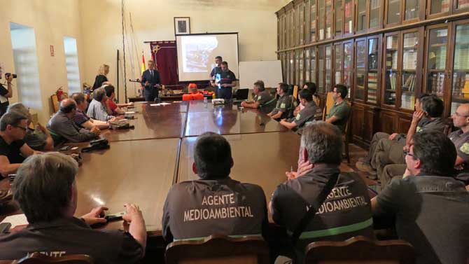 Curso sobre avispa asiática para agentes medioambientales.