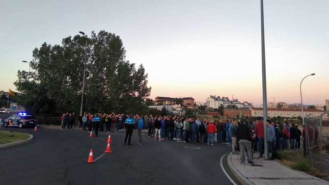 Trabajadores de Nissan ante la factoría a primera hora.