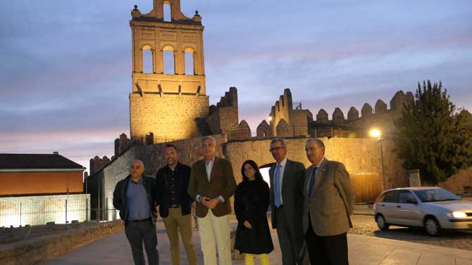 Nueva iluminación de la espadaña del Carmen.