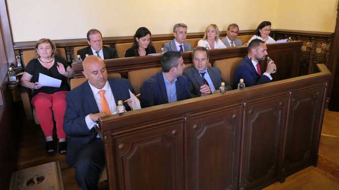 Concejales de Ciudadanos y PP, con Budiño (derecha abajo).