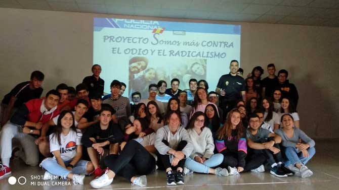 Alumnos del IES Santayana en la campaña 'Somos más' de la Policía.