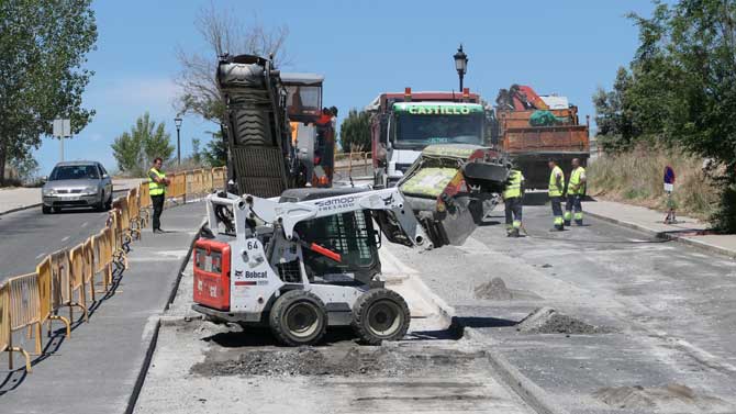 Operación asfalto en la avenida Unión Europea, el lunes.