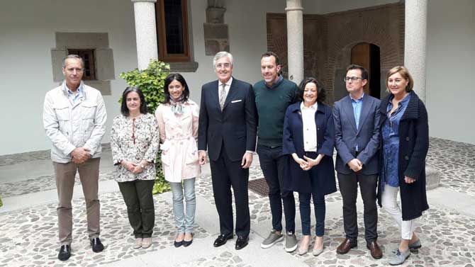 Jos&eacute; Luis Rivas con los concejales del PP.