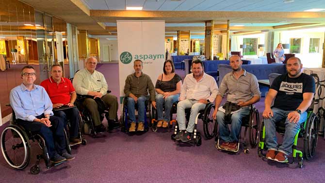 Junta directiva nacional de Aspaym, con &Aacute;ngel de Propios en el centro.