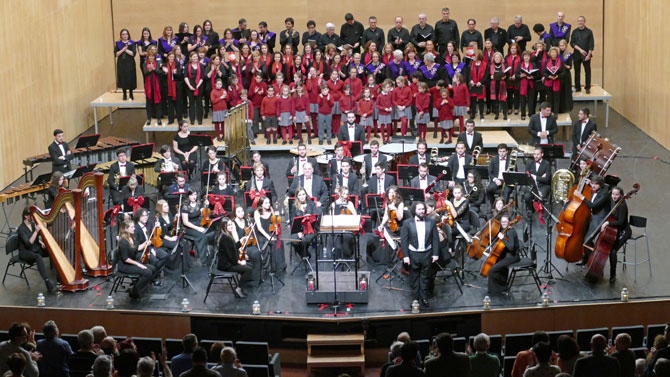 Orquesta Sinfónica Jocsmab junto a la Escolanía y Coro Polifónico Jocsmab en 2017.