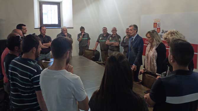 Nuevos agentes medioambientales con el delegado territorial.