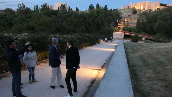 El alcalde ante la nueva iluminación del camino de los Cuatro Postes.