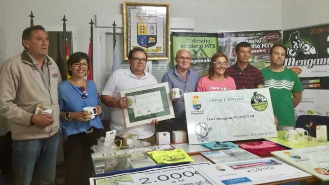Entrega de la recaudación del Desafío Solidario MTB de Mengamuñoz a Aferd.